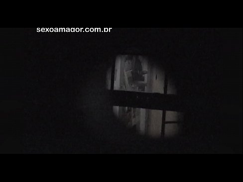 ❤️ Si Blondie ay lihim na nakunan ng video ng isang voyeur ng kapitbahayan na nakatago sa likod ng mga guwang na brick Magandang porn sa amin ﹏