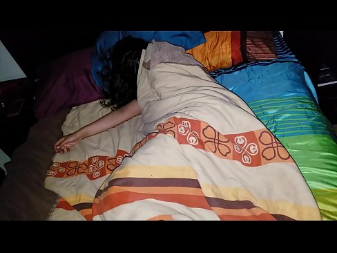❤️ Pinupunasan ng stepson ang kanyang batang madrasta habang natutulog ito. Magandang porn sa amin ﹏