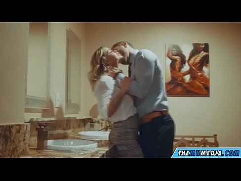 ❤️ Kapag ang isang busty blonde seduces sa isang pampublikong banyo Magandang porn sa amin ﹏
